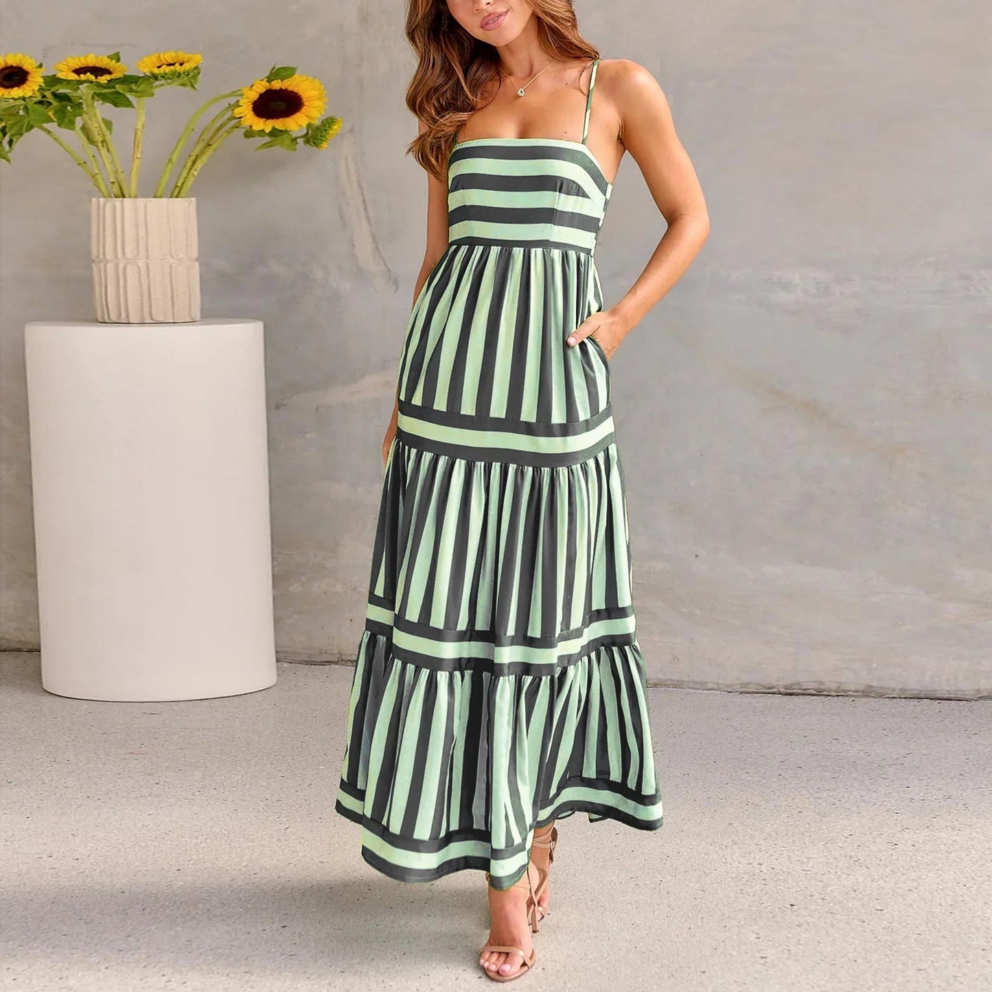 Robe longue rayée à bretelles - Décolleté carré et dos nu - VoltÉlan